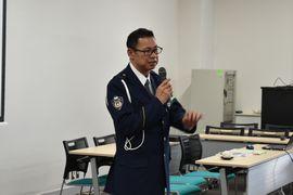 講演を行う刈谷警察署川村係長