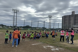 地区対抗リレーで運営補助する学生たち