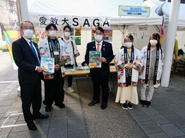 大村愛知県知事、花田東海市長とPS学生団体「SAGA」のメンバー（大村愛知県知事のツイッターから引用）