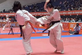 決勝戦の激闘（左：岡田葵さん。右：清水未来さん）