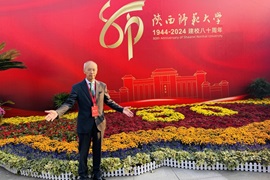 正門で記念写真を撮る野田敦敬学長