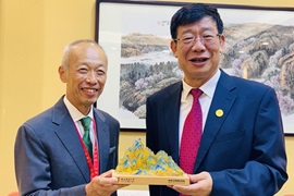游旭群学長からの記念品贈呈 
