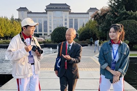 キャンパスで学生との交流
