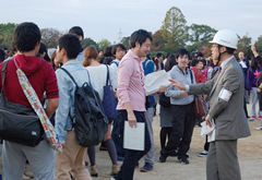 避難学生の確認を行う中田教育・学生担当理事