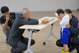 今日は楽しもうね！ と<br>

声をかける野田敦敬学長と照れる児童

