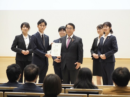 最優秀賞を受賞した本学の学生メンバーによる「チーム中京テレビ」の記念撮影