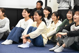 思わず笑顔の学生