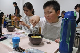 みんなで食べる学食のご飯<br>

おいしいね！！
