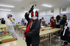 仮面は自作！ さすが図画工作・美術専修の学生！