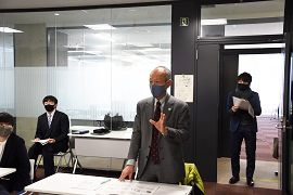 発表した学生に質問する野田敦敬学長