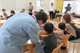 学生ICT支援員に聞きながら体験している様子