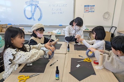 大学生と手作りレンズ制作（幅研究室）