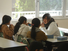 学生指導のもとでオカリナを吹く子どもたち