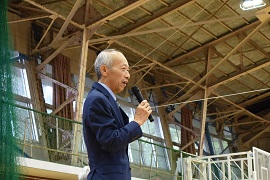 あいさつする野田敦敬学長