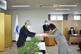 野田学長から感謝状を受け取る新井教授