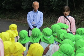 どんぐりが早くみんなに拾ってもらいたくて待ってるよ！ と野田敦敬学長
