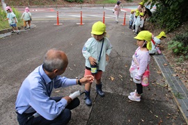学長先生、このどんぐり割れちゃってるからあげるね！

