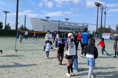 トヨタ車体クインシーズの企画元日本代表五輪メダリスト荒木絵里香さんのバレー教室も体育専攻の学生がお手伝い