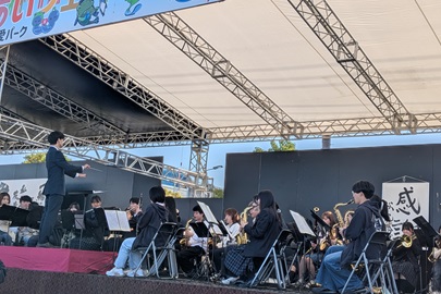 作曲者の指揮の下に圧巻の演奏