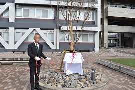 除幕する野田敦敬学長