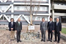 学長・理事で記念撮影