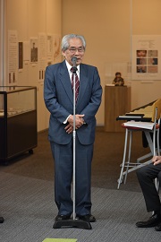 あいさつする青い目の人形・愛知の会 成田重忠会長