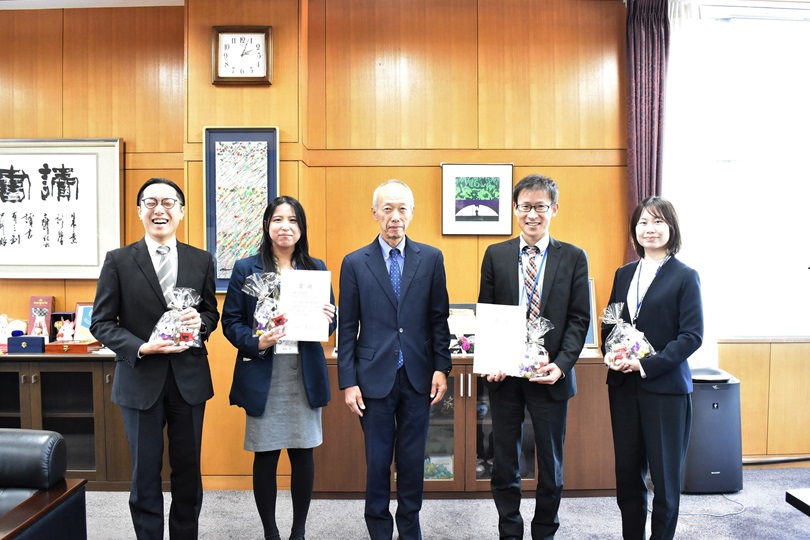 【受賞式】受賞者の皆さんと野田敦敬学長