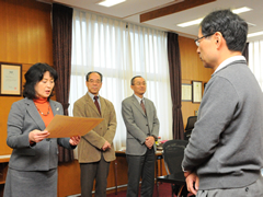 後藤学長による表彰状授与