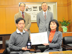表彰状授与後の記念撮影(前列右:後藤学長,前列左:飯島教授)