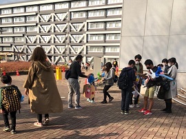 飾りのお持ち帰りを楽しむ子どもたちと学生