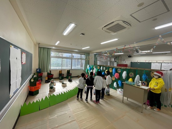 実行委員運営企画「POKEKOMA2021」を楽しむ子どもたち(210,211教室)