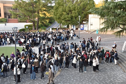 避難する学生の様子