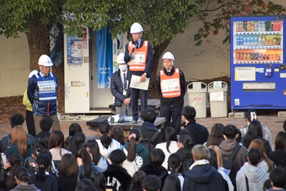 野田敦敬学長による講評の様子