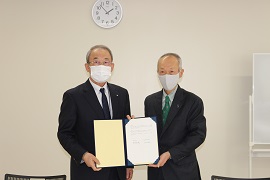 協定書を手にする恒川武久教育長（左）と野田敦敬学長（右）