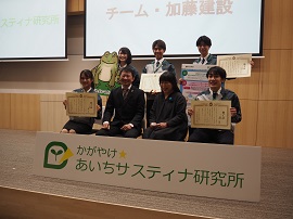 「チーム・加藤建設」に参加した吉岡恋さん（前列左）