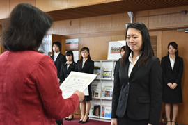 表彰状を受け取る学生