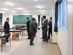 壁が無く開放感のあるスペースとなった特別教室棟