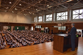  附属名古屋小学校<br>朝礼で児童にあいさつをする野田敦敬学長