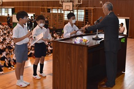 表彰状と副賞「ぬいぐるみ」を授与