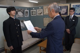 附属岡崎中学校<br>表彰状と副賞「ぬいぐるみ」を授与