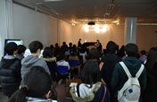 満員の会場(附属図書館アイ❤スペース)