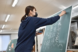 黒板アート制作の様子