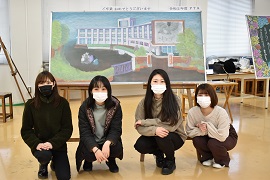 黒板アートを制作した鈴木さん，奥村さん，小林さん，木全さん（左から）