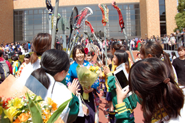 卒業式終了後，祝福を受ける卒業生たち