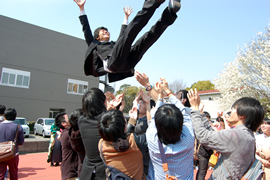 卒業式終了後，祝福を受ける卒業生たち