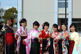 卒業式終了後,祝福を受ける卒業生たち