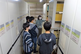 書庫ツアーの様子