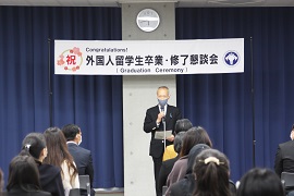 あいさつをする野田敦敬学長