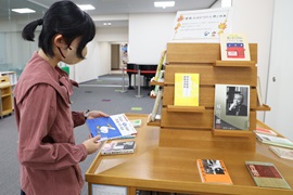 展示図書を手に取る学生