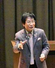 講演する尾木直樹氏